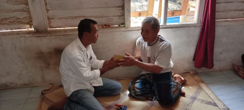 Kegiatan Penyerahan Bantuan Kepada Mayarakat